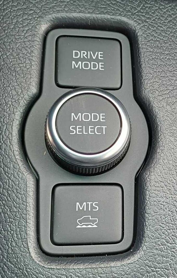 Toyota Hilux Invincible Double Cab 2.8 D-4D MildHybrid AUTOM./NAVI/KAMERA