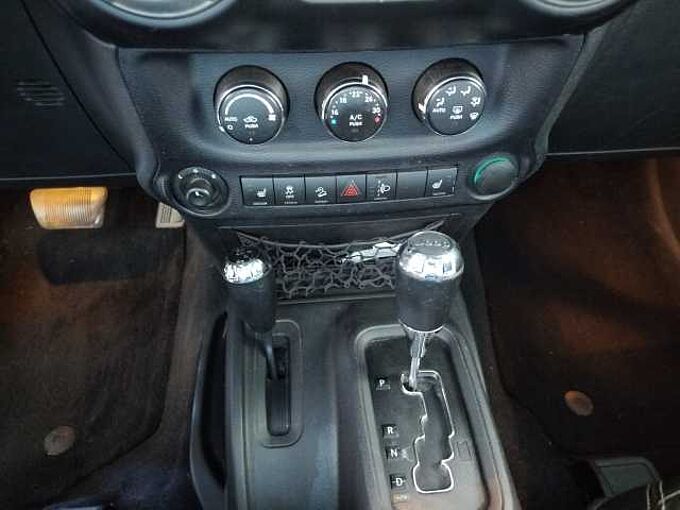 Jeep Wrangler Sahara 2.8 CRD Autom. AHK/SOFT+HARDTOP