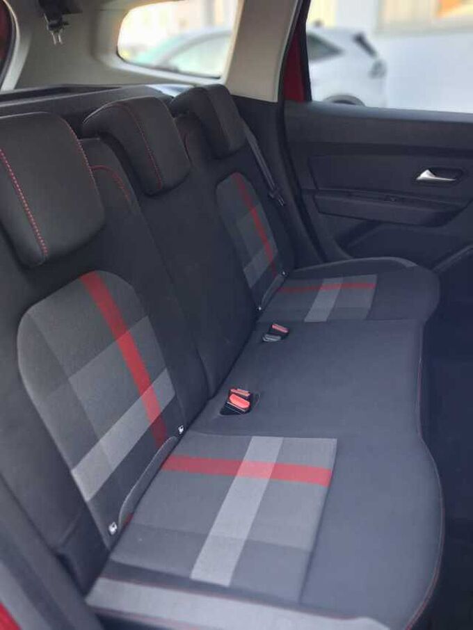 Dacia Duster 1.3 TCE 4x4, Techroad, Navi